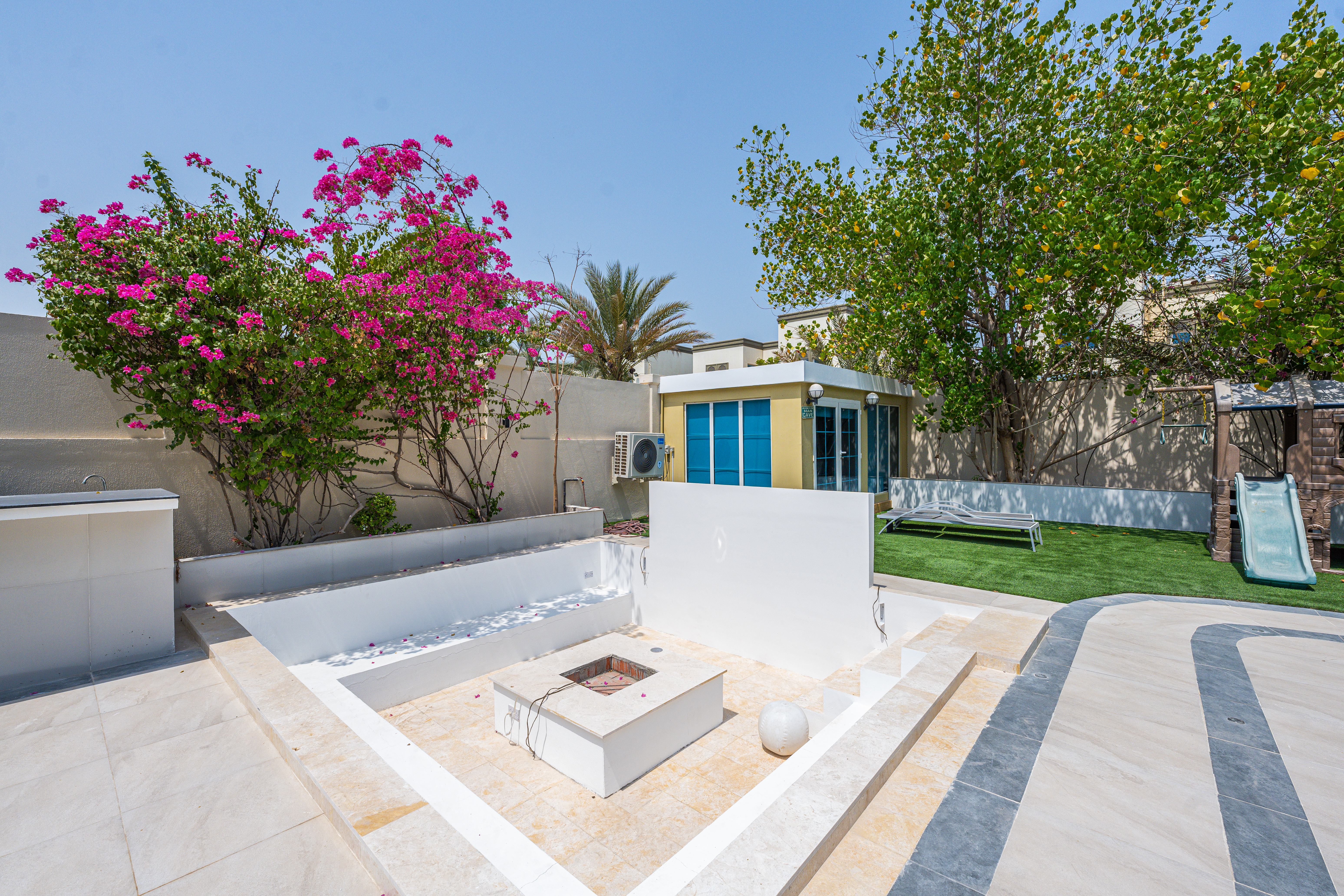 3 Bedrooms Villa in Legacy Small