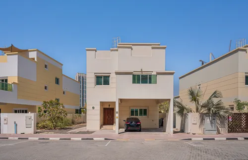 4 Bedrooms Villa in Circle Villas