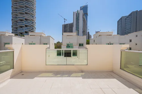 4 Bedrooms Villa in Circle Villas