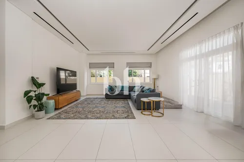 Corner Villa | Immaculate Condition | With Pool