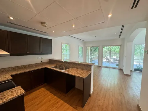 2 Bedrooms Villa in District 8E