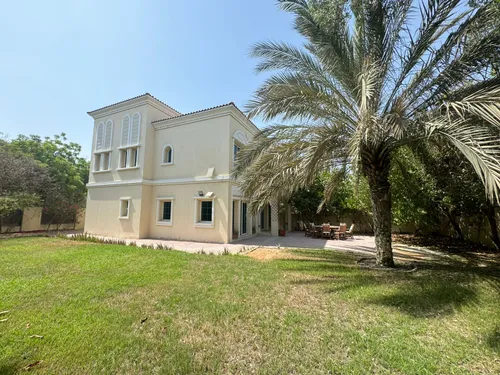 2 Bedrooms Villa in District 8E