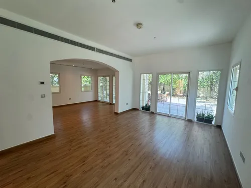 2 Bedrooms Villa in District 8E