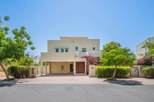 4 Bedrooms Villa in Meadows 9