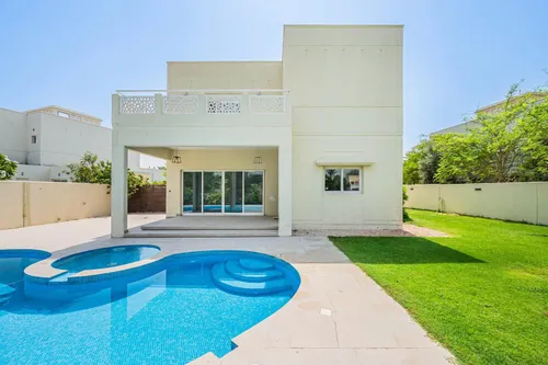 4 Bedrooms Villa in Meadows 9
