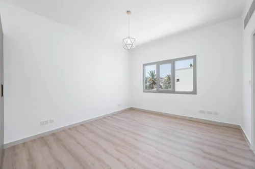 4 Bedrooms Villa in Meadows 9