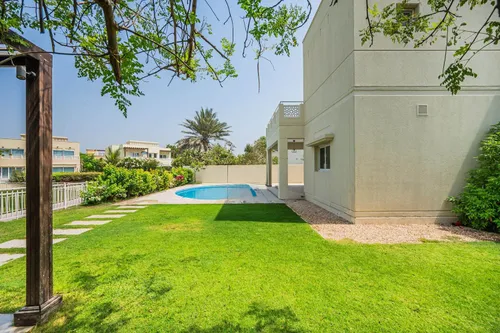 4 Bedrooms Villa in Meadows 9
