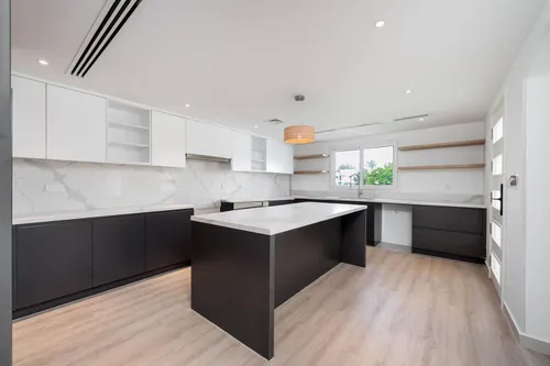 4 Bedrooms Villa in Meadows 9