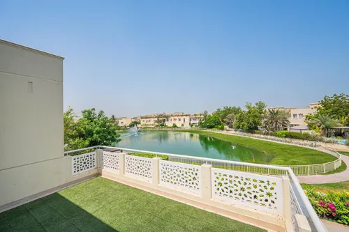 4 Bedrooms Villa in Meadows 9