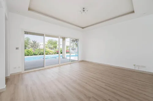 4 Bedrooms Villa in Meadows 9