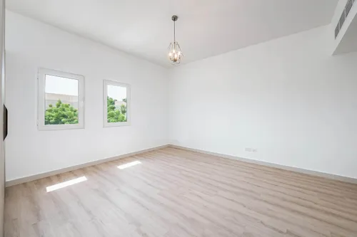4 Bedrooms Villa in Meadows 9
