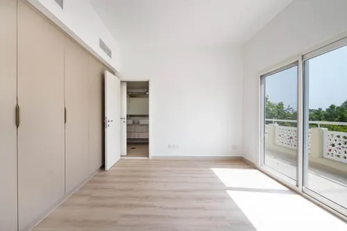 4 Bedrooms Villa in Meadows 9
