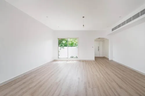 4 Bedrooms Villa in Meadows 9