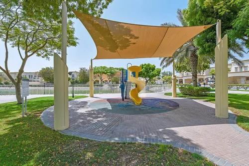 4 Bedrooms Villa in Meadows 9