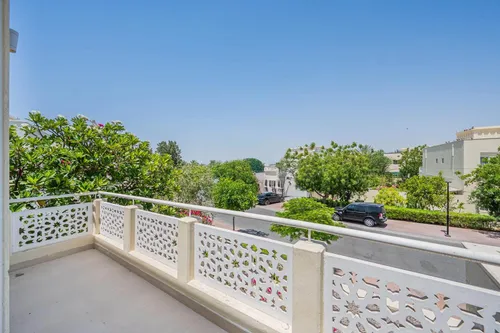 4 Bedrooms Villa in Meadows 9