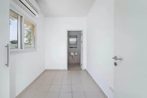 4 Bedrooms Villa in Meadows 9
