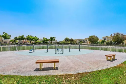 4 Bedrooms Villa in Meadows 9