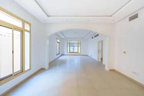5 Bedrooms Villa in Golf Gardens