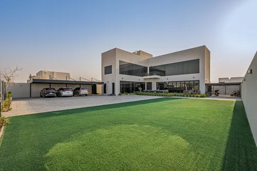 5 Bedrooms Villa in Al Aweer 1