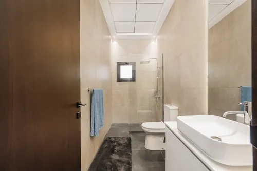 5 Bedrooms Villa in Al Aweer 1