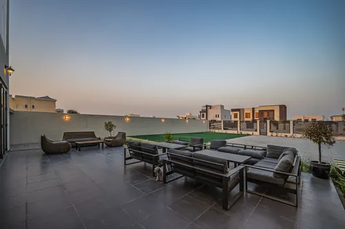 5 Bedrooms Villa in Al Aweer 1
