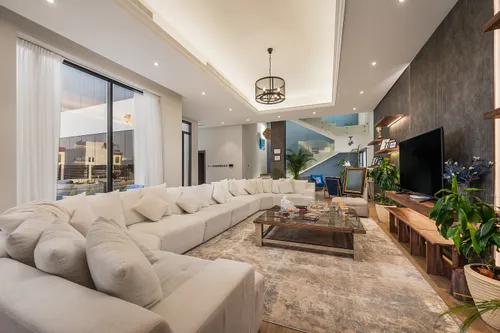5 Bedrooms Villa in Al Aweer 1