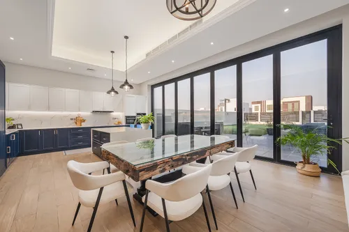 5 Bedrooms Villa in Al Aweer 1