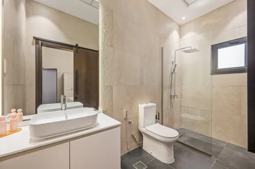 5 Bedrooms Villa in Al Aweer 1