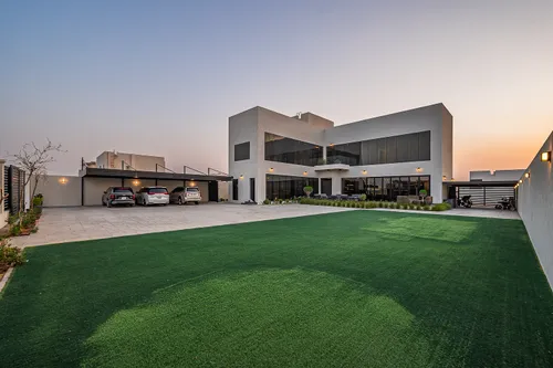 5 Bedrooms Villa in Al Aweer 1