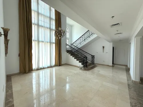 4 Bedrooms Villa in Garden Hall