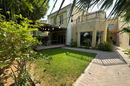 4 Bedrooms Townhouse in Townhouses