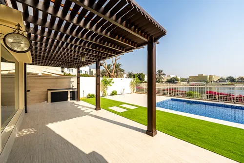 5 Bedrooms Villa in Meadows 2