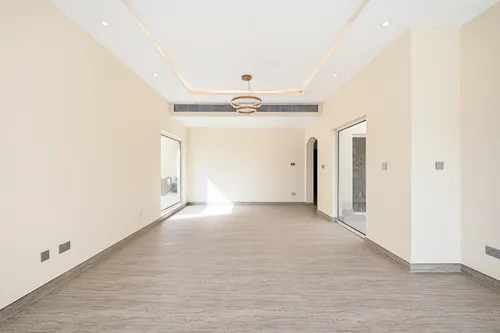 5 Bedrooms Villa in Meadows 2