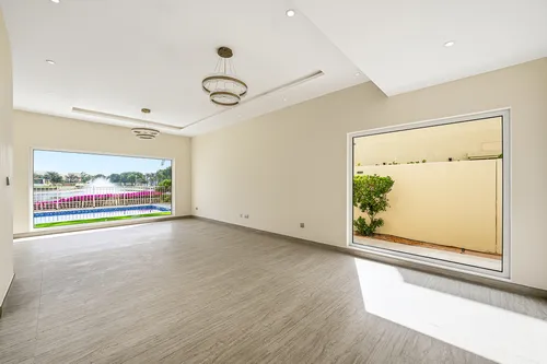 5 Bedrooms Villa in Meadows 2