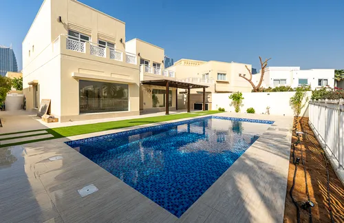 5 Bedrooms Villa in Meadows 2