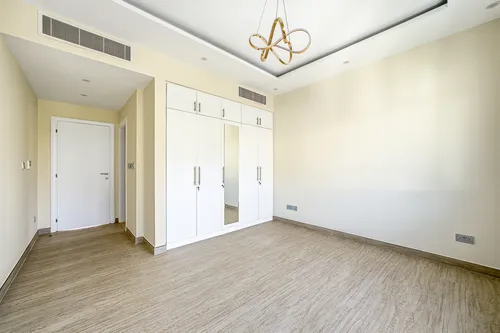 5 Bedrooms Villa in Meadows 2