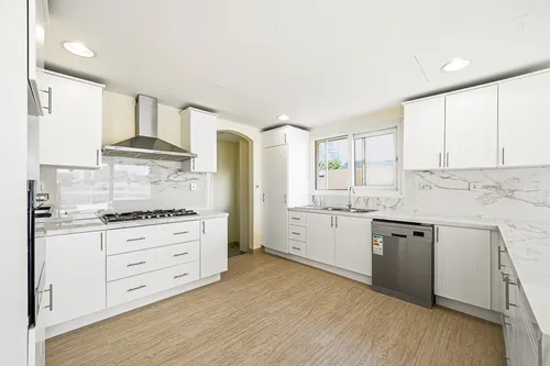 5 Bedrooms Villa in Meadows 2