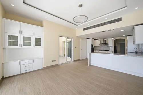 5 Bedrooms Villa in Meadows 2