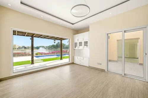 5 Bedrooms Villa in Meadows 2