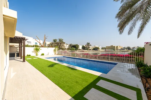 5 Bedrooms Villa in Meadows 2