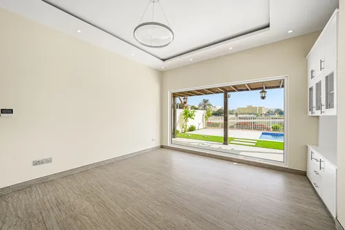 5 Bedrooms Villa in Meadows 2