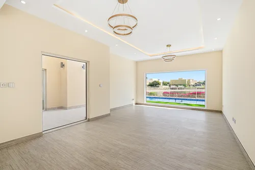 5 Bedrooms Villa in Meadows 2
