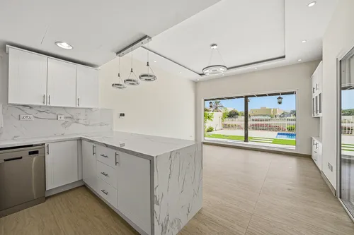 5 Bedrooms Villa in Meadows 2