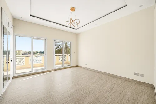 5 Bedrooms Villa in Meadows 2