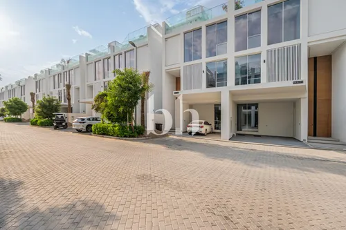 Spacious 4 Bedroom Villa Facing the Amenities