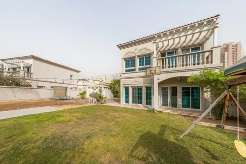 2 Bedrooms Villa in District 5F