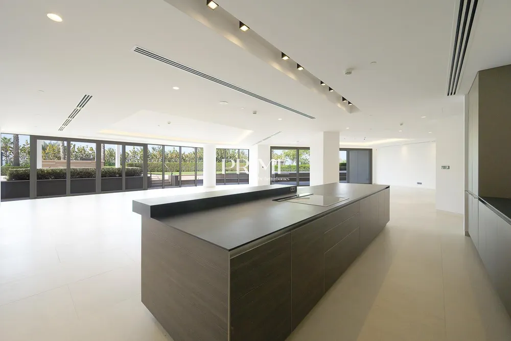 4 Bedrooms Apartment in Mansion 4