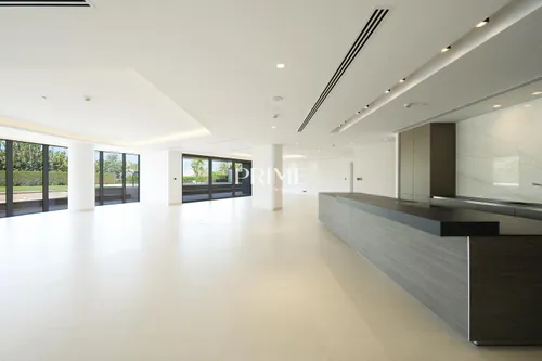 4 Bedrooms Apartment in Mansion 4