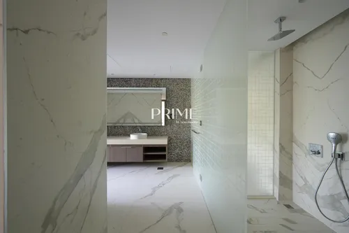 4 Bedrooms Apartment in Mansion 4