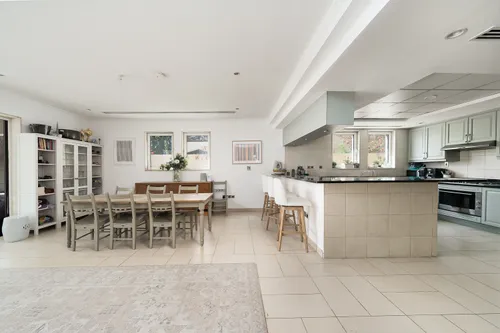 4 Bedrooms Villa in District 3 Regional